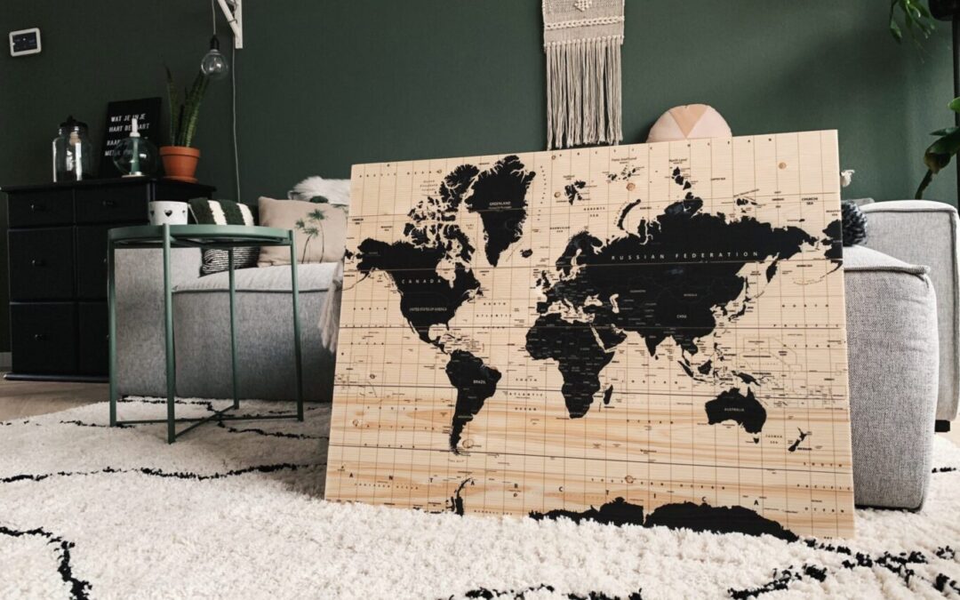 Al je reisbestemmingen in huis met een wereldkaart op hout