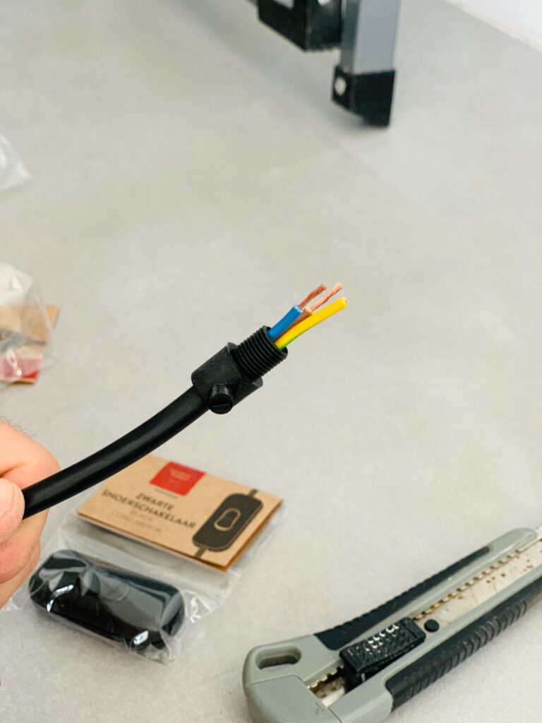 De gestripte kabels klaar voor de volgende stap