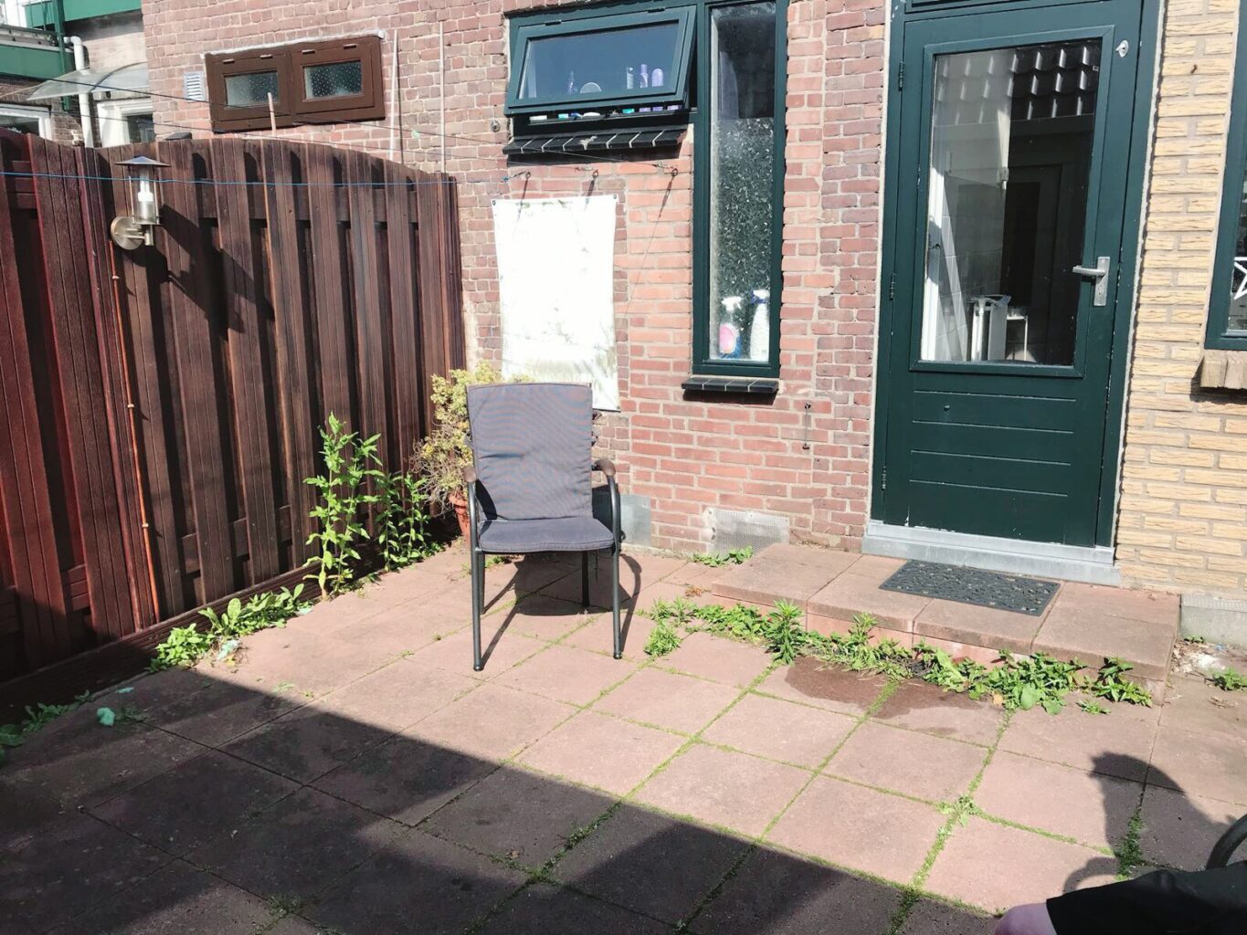tuin aanzicht vanaf de schuur voor de make-over.