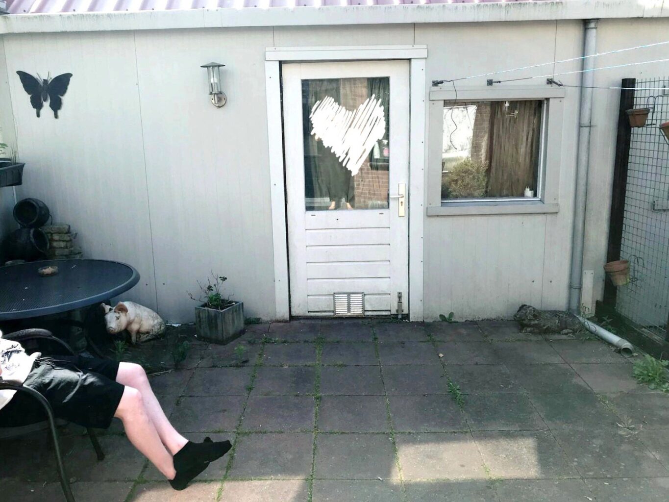 tuin aanzicht naar de schuur voor de make-over